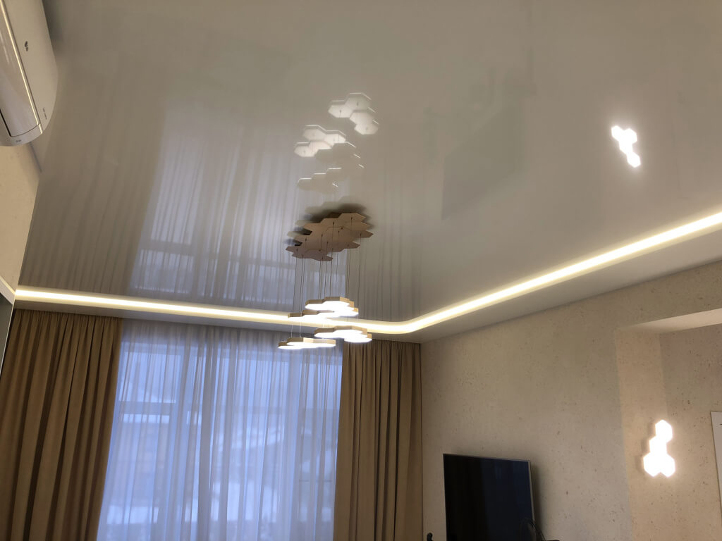 Глянцевый потолок в ванной комнате