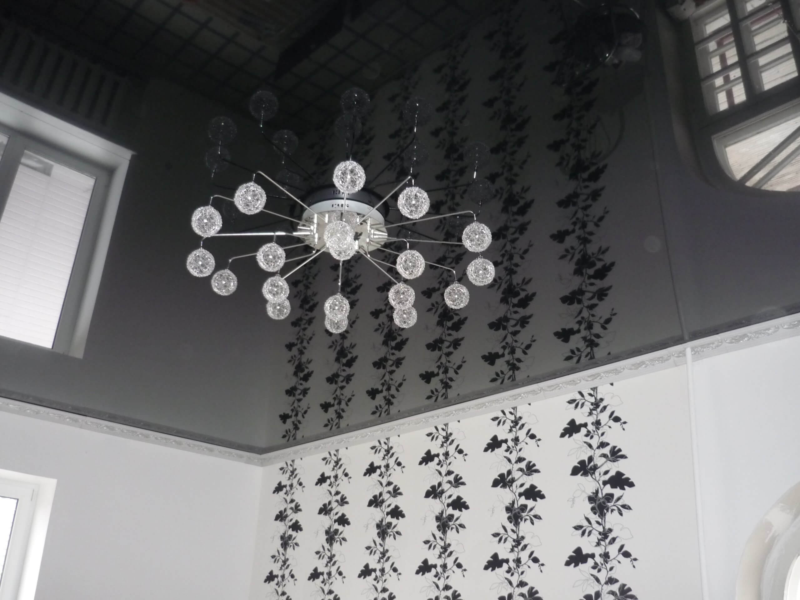 Глянцевый потолок в коридоре или студии