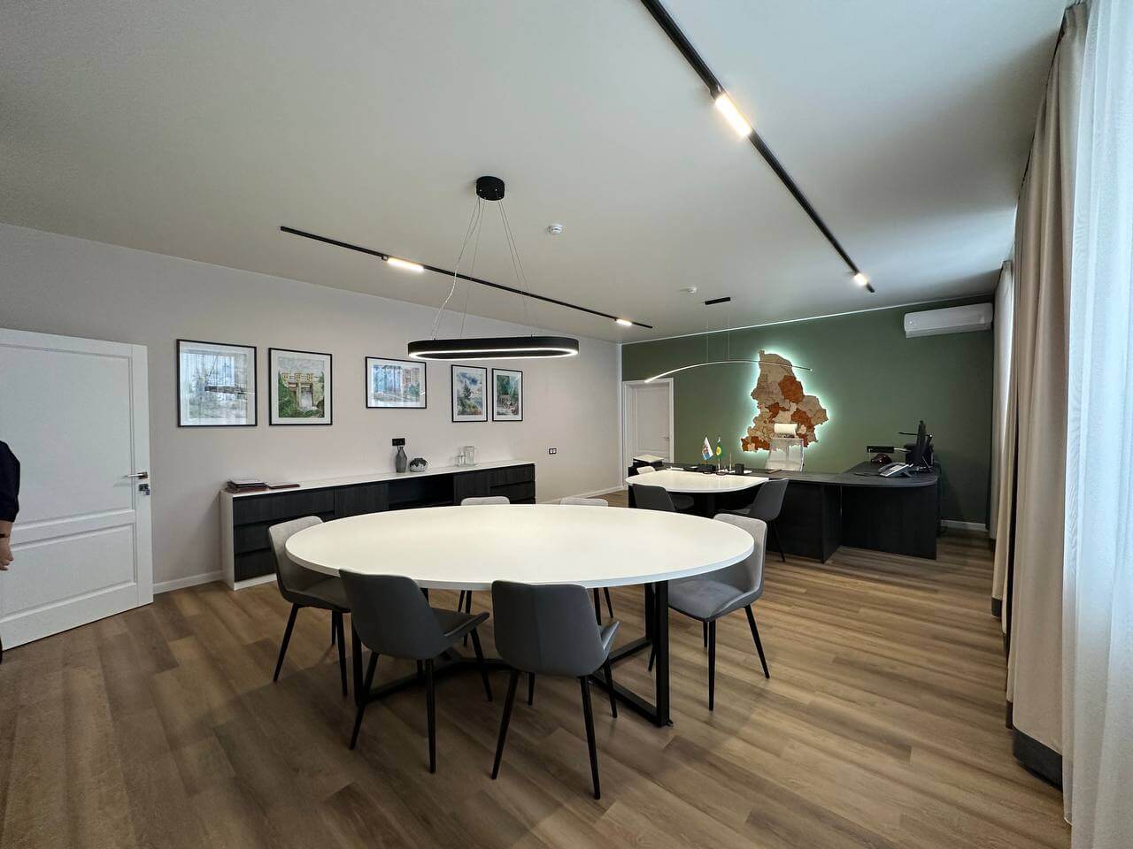 Матовый натяжной потолок в кабинете, Кишинёв