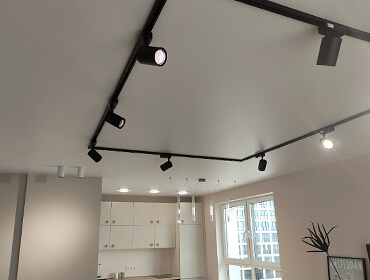 Матовый натяжной потолок в студии, Кишинёв