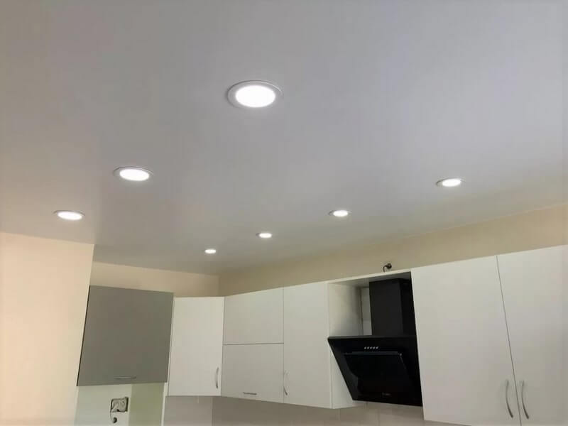 Матовый натяжной потолок на кухне, Кишинёв