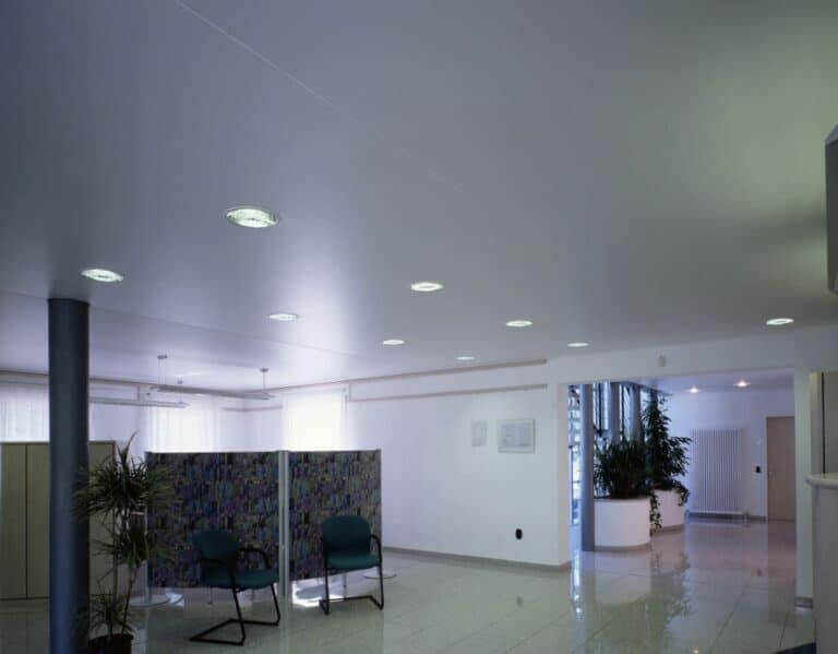 Как правильно выбрать натяжной потолок