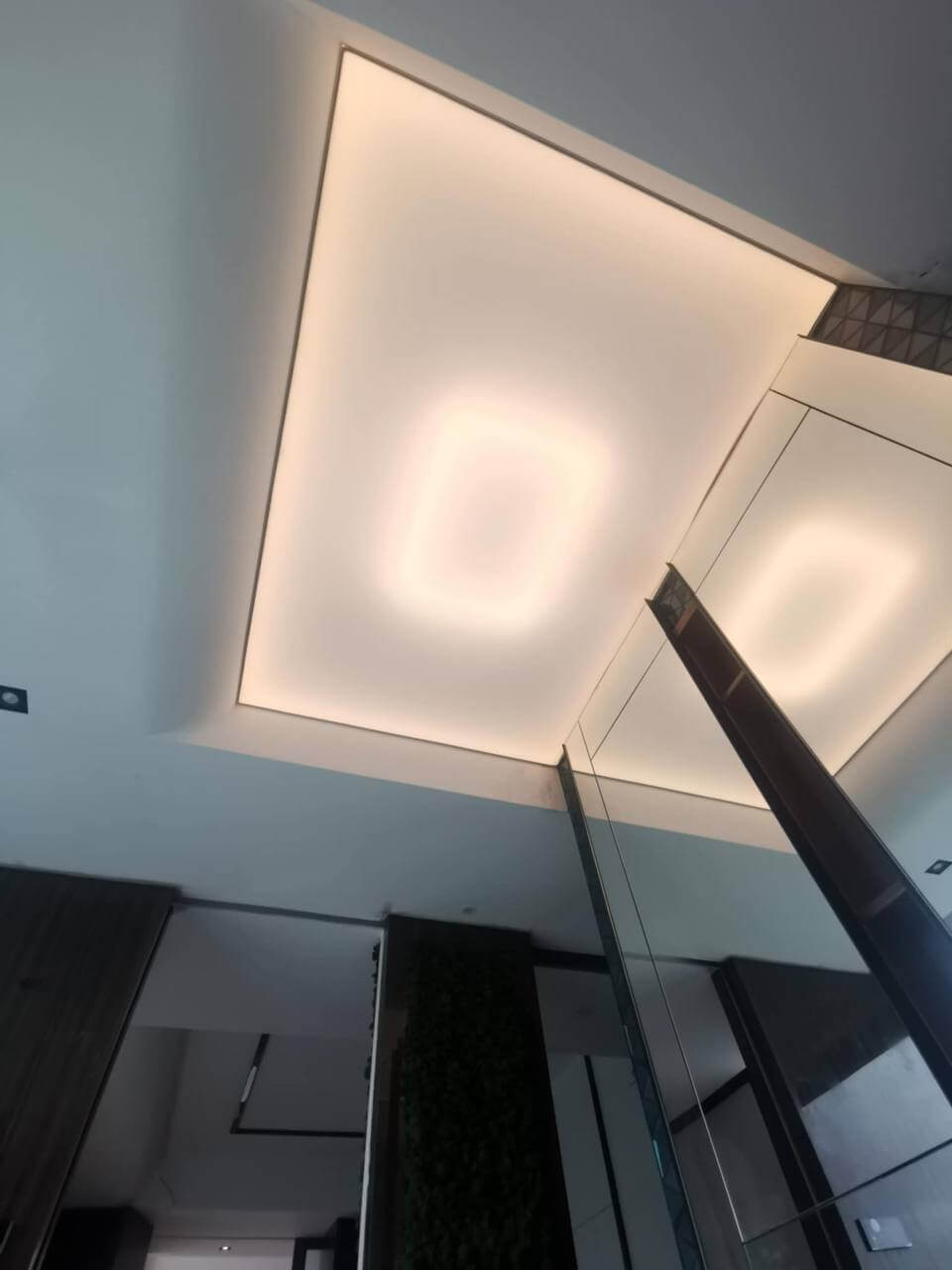 Глянцевый потолок