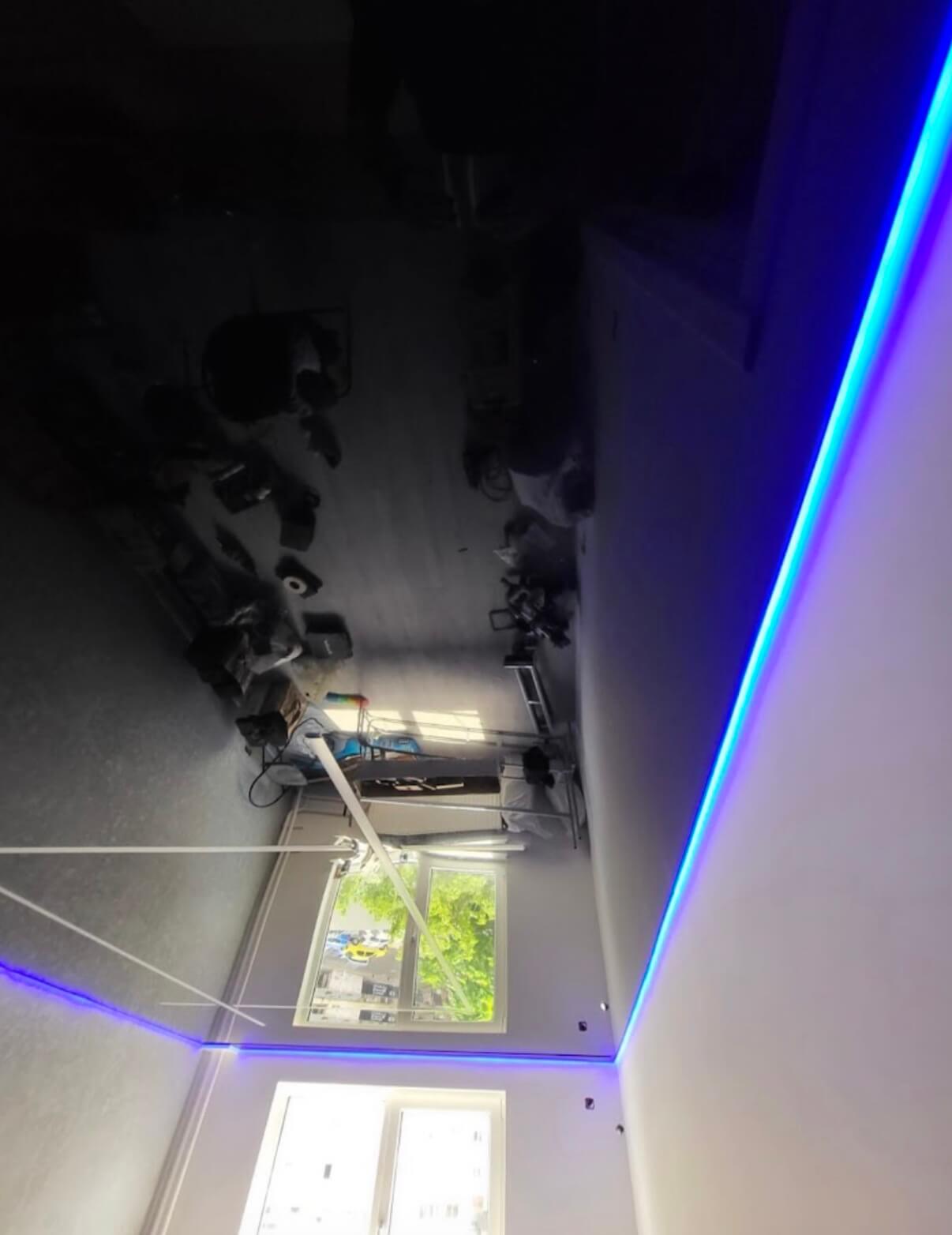 Парящий эффект с подсветкой по периметру